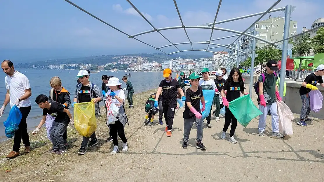 Bursa’da sahilleri çocuklar  temizledi