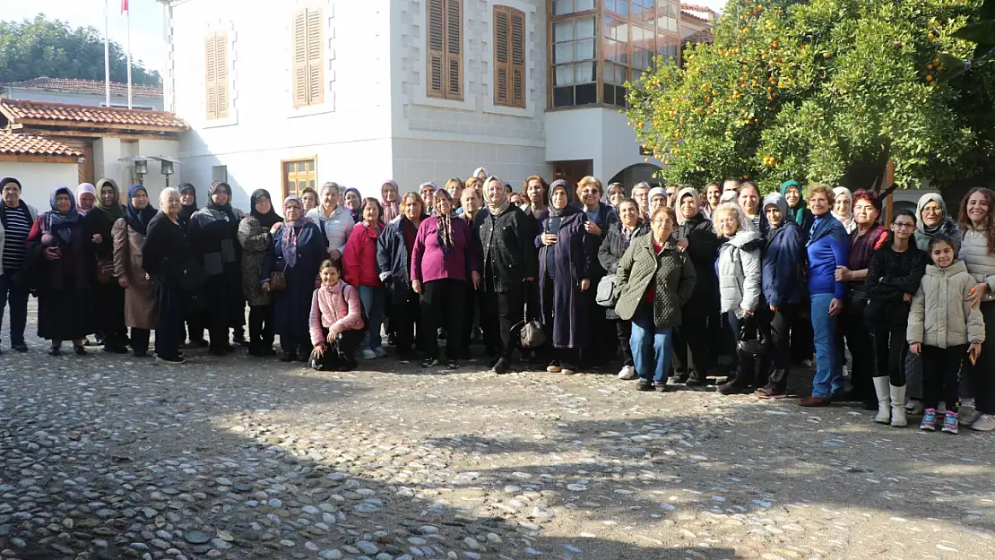 Büyükşehir düzenledi, kadınlar Salihli'yi gezdi