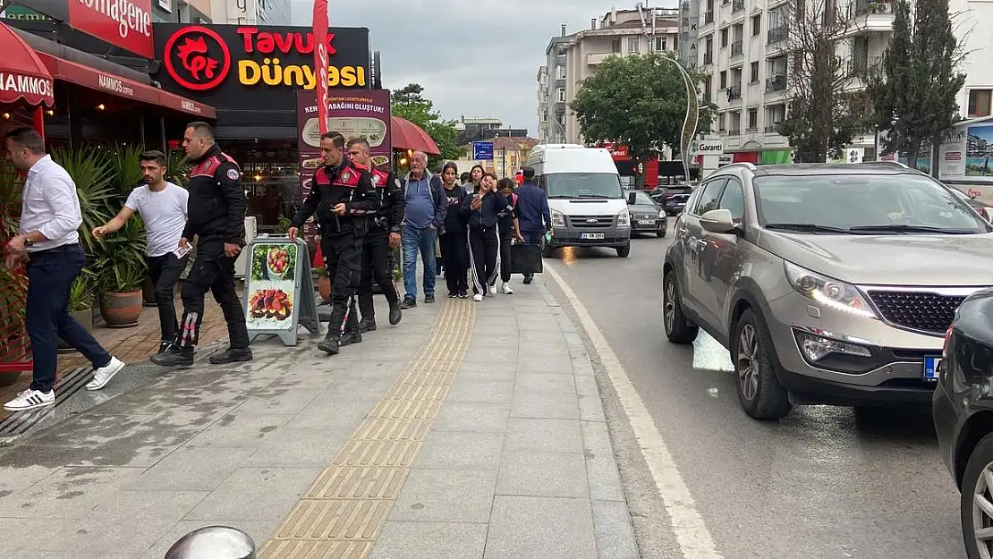 Cadde ortasında bıçaklılar konuştu! 2 yaralı…