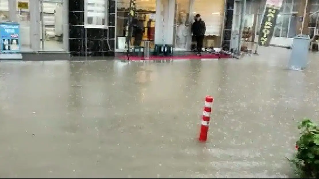 Cadde ve iş yerleri sular altında