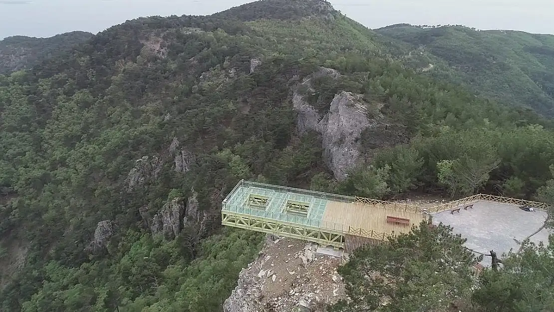 Camı çatlayan Şahinderesi Cam Seyir Terası ziyarete kapatıldı