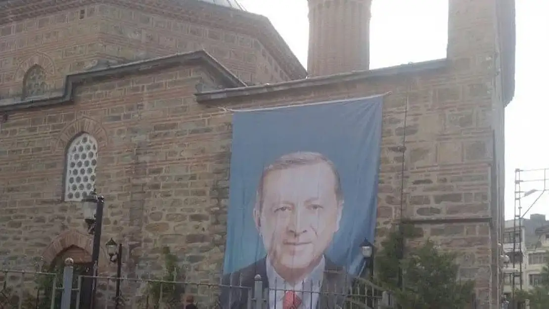 Camiye Erdoğan posteri astılar! Yapmayın… Dini siyasete alet etmeyin!