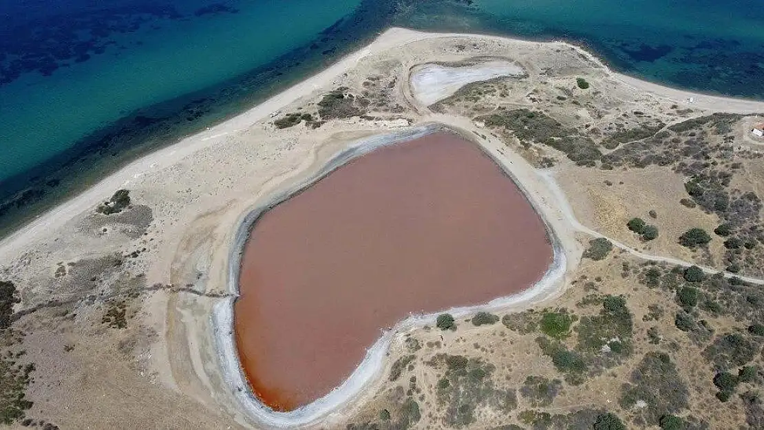 Çanakkale’de ‘kalpli göl’ köpürdü