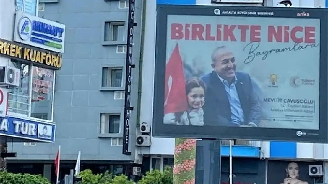 Çavuşoğlu’nun pankartı toplatılacak