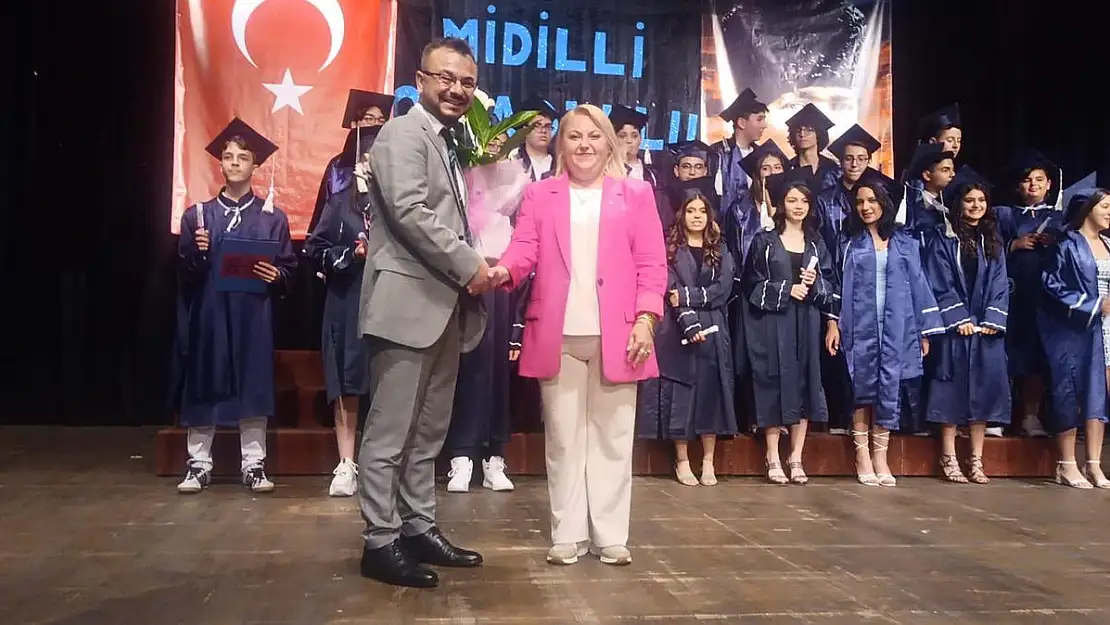 Cemil Midilli Ortaokulu, Mezunlarını Törenle Uğurladı