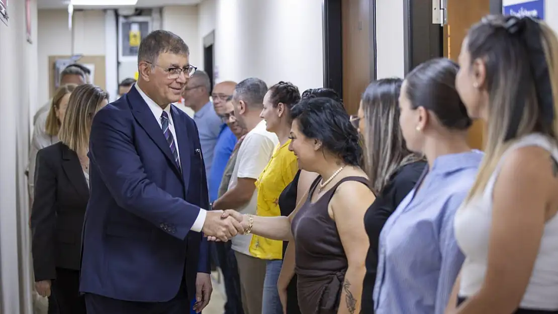 Cemil Tugay'dan HİM'e ziyaret: 'İzmir'in gururu sizsiniz, iyi ki varsınız'