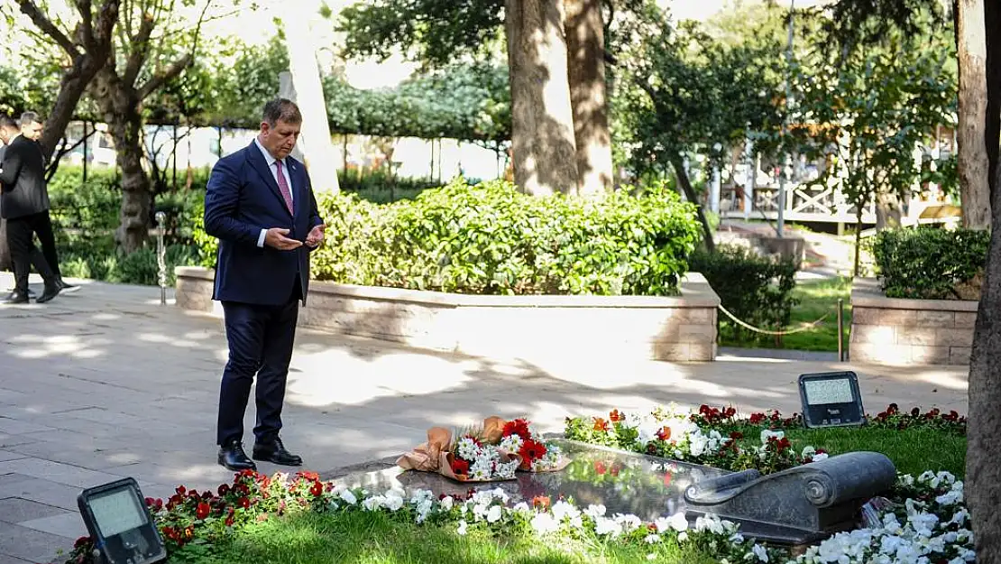 Cemil Tugay’ın ilk ziyareti Zübeyde Ana’ya