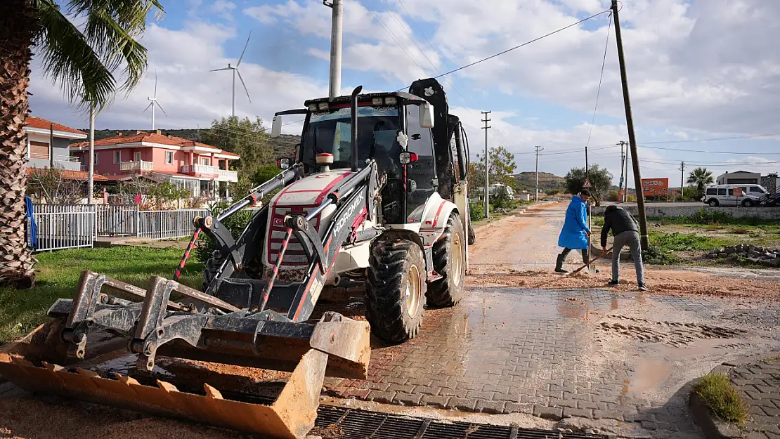 Çeşme Belediyesi yoğun yağışla mücadele ediyor