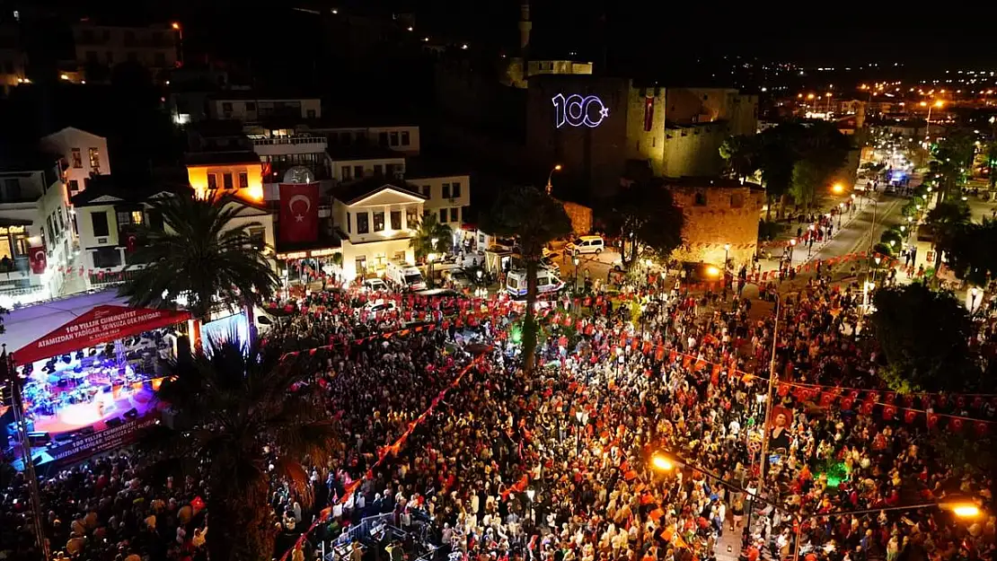 Çeşme, Cumhuriyet'in 100. yaşını coşkuyla kutluyor!