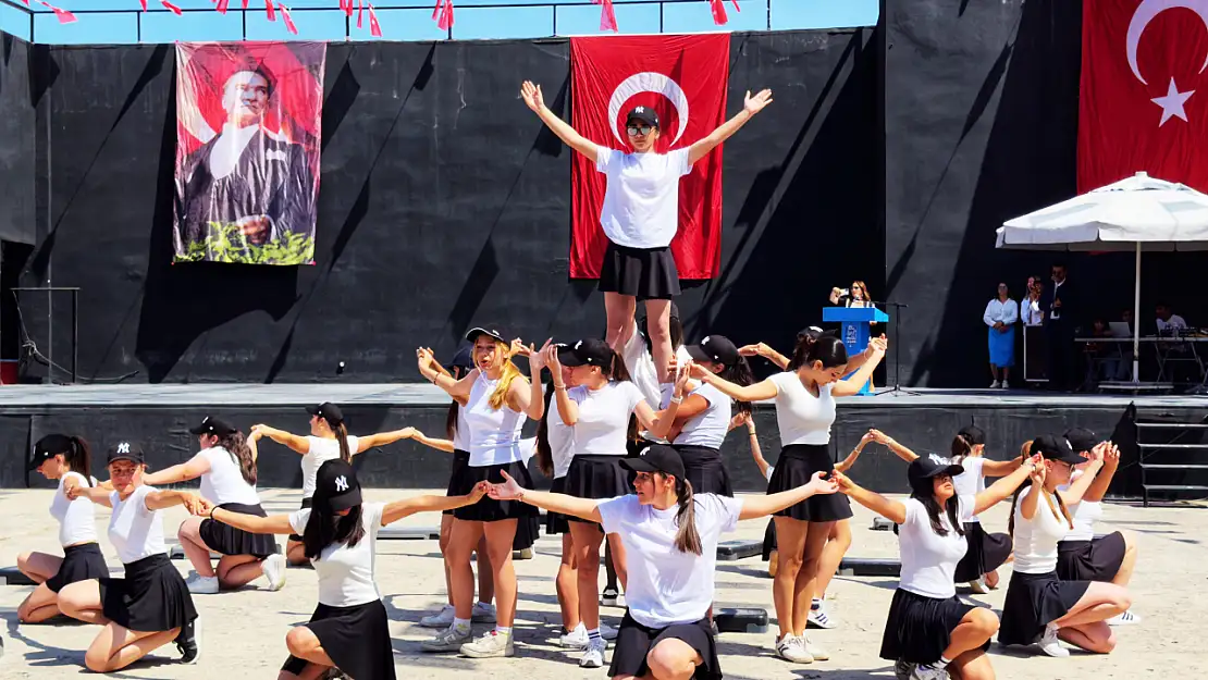 Çeşme'de 19 Mayıs Gençlik ve Spor Bayramı büyük bir gururla kutlandı