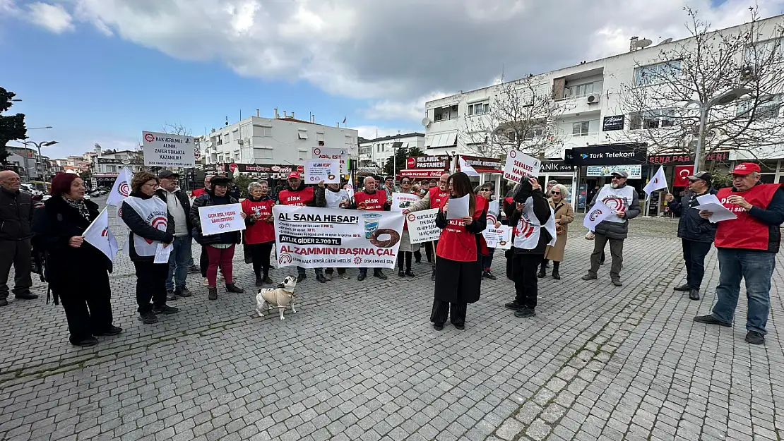 Çeşme'de emeklilerden çarpıcı protesto: 'Sadece simit ve ayranla bile yaşamamız imkansız'