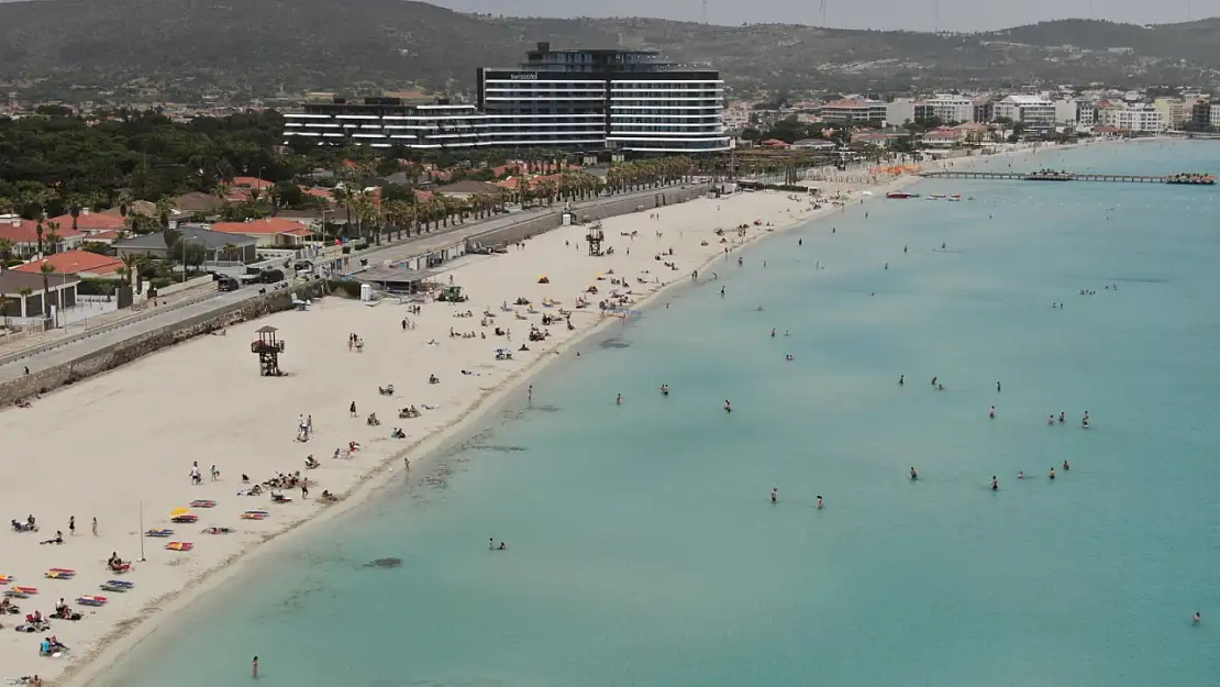 Çeşme'de yaz hareketliliği başladı: İzmirliler Ilıca Plajı'na akın etti