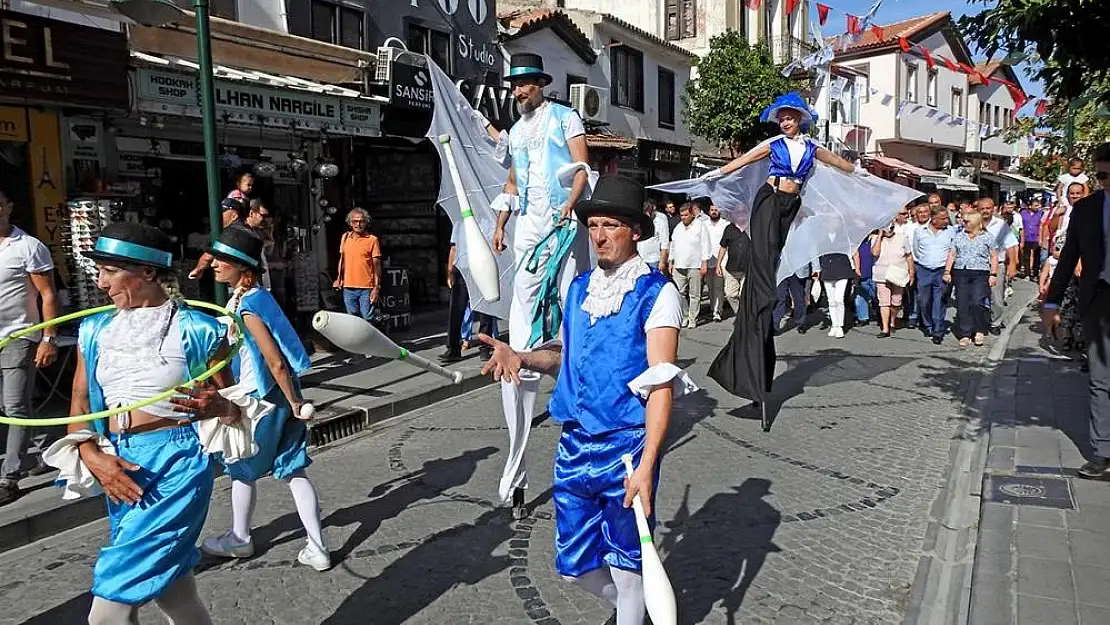 Çeşme Festivali renkli görüntülerle başladı