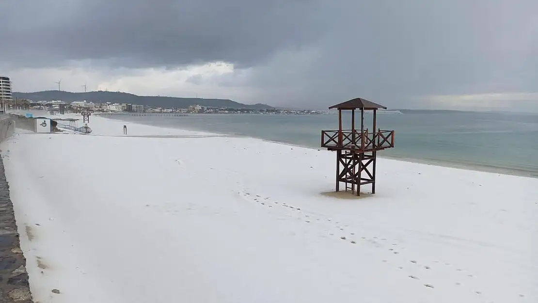 Çeşme fırtına, kar ve dolunun etkisi altında!