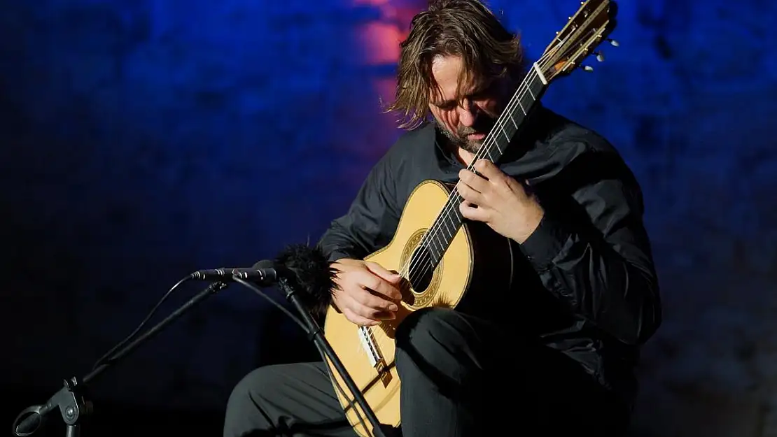 Çeşme Kalesi klasik gitarın duayeni Marcin Dylla'yı ağırladı