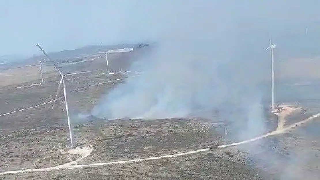 Çeşme’de otluk yangını devam ediyor