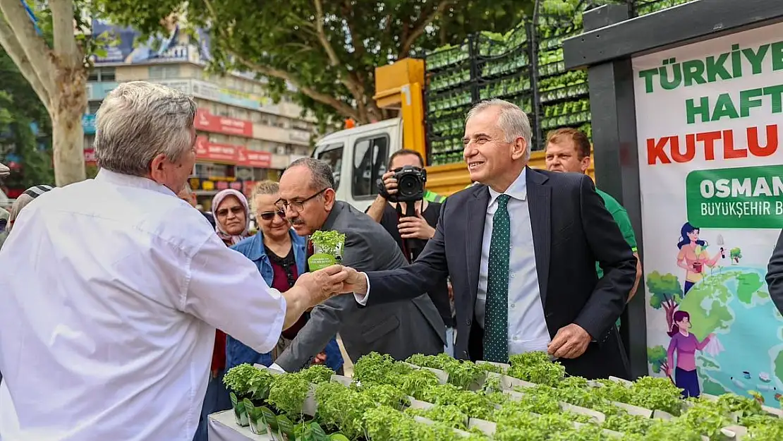 Çevre Gününde binlerce fesleğen dağıtıldı