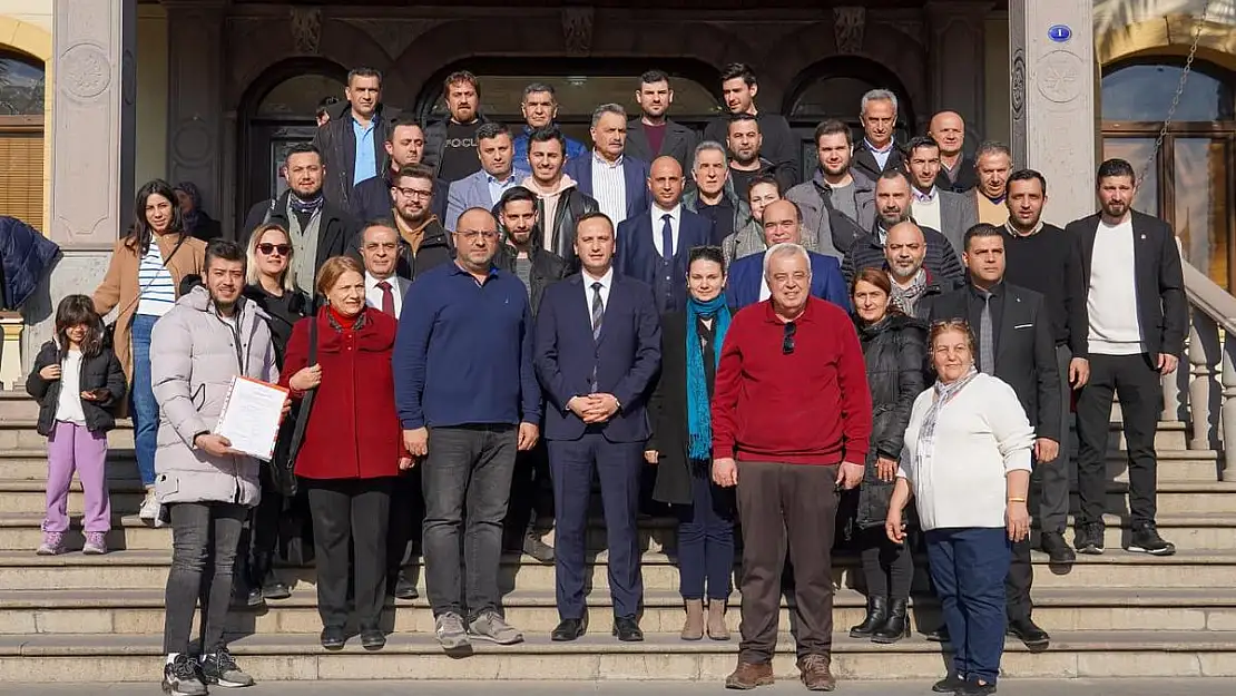 CHP Bornova Belediye Başkan Adayı Ömer Eşki dosyasını teslim etti!