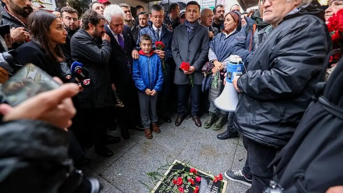 CHP Genel Başkanı Özel, gazeteci Hrant Dink’in öldürüldüğü yere karanfil bıraktı