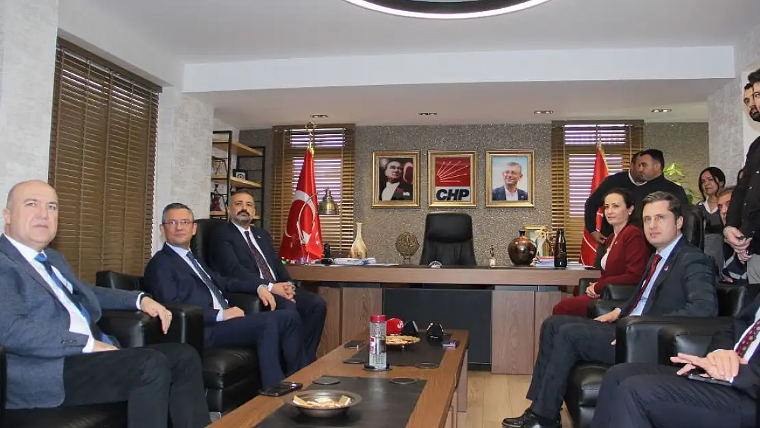 CHP Genel Başkanı Özgür Özel İzmir İl Başkanlığı’nı ziyaret etti