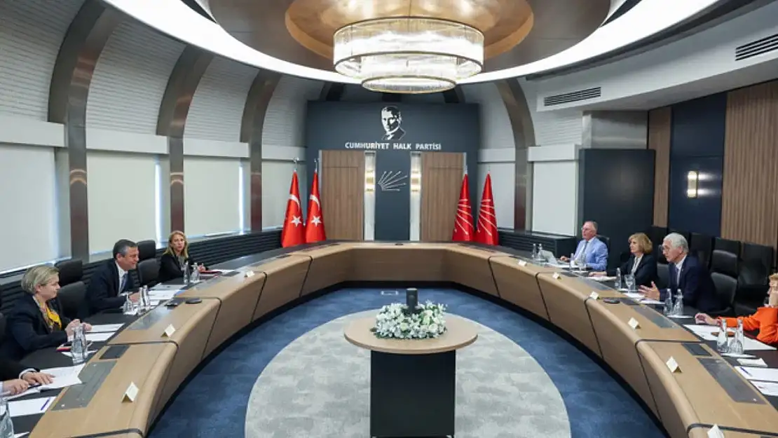 CHP Genel Merkezi'nde sürpriz buluşma: Özgür Özel Fransız senatörlerle aynı masada!