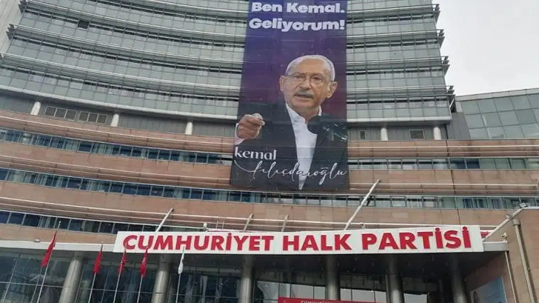 CHP Genel Merkezi’nde dikkat çeken pankart: ‘Ben Kemal, geliyorum!’