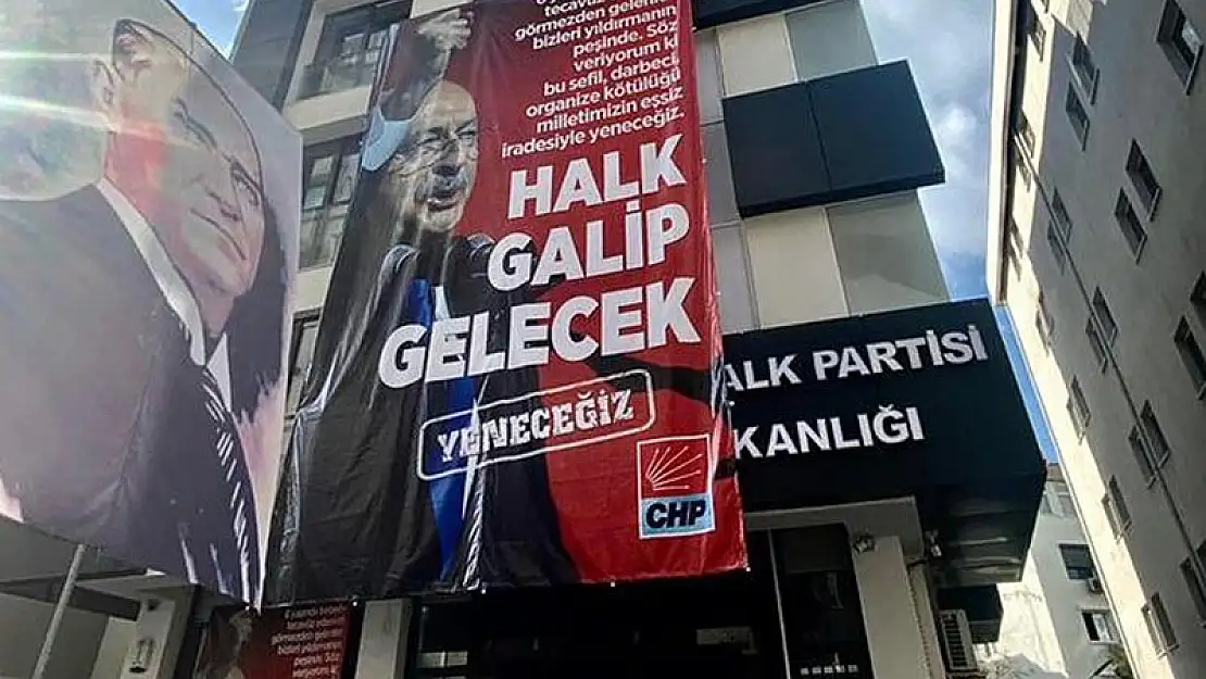 CHP İzmir binasına pankart