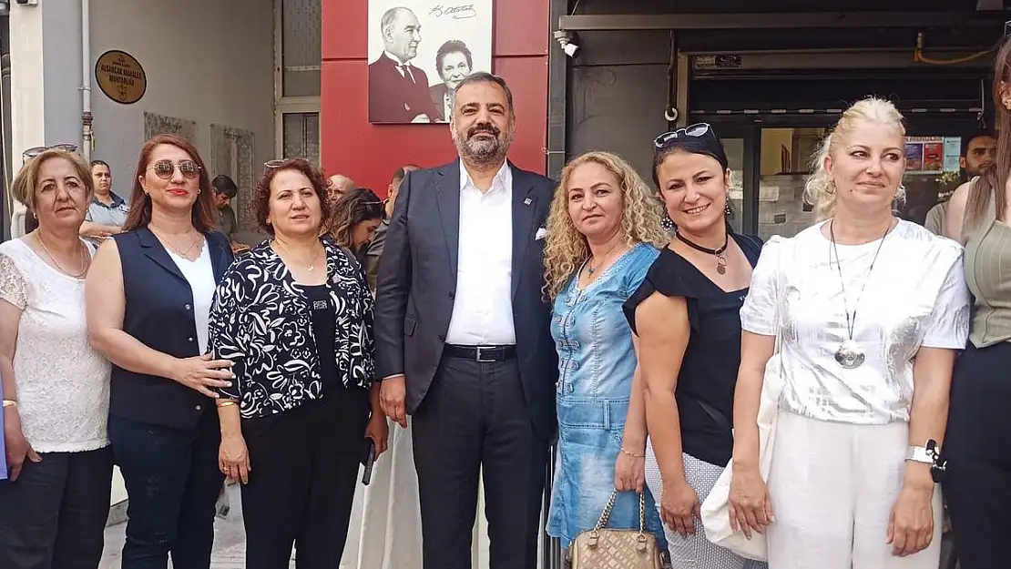 CHP İzmir İl Başkanlığı Nazım Hikmet'i andı