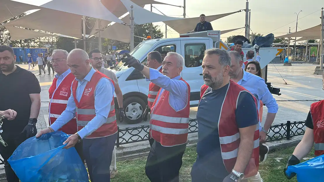 CHP İzmir sokaklara çıktı, çöpleri topladı