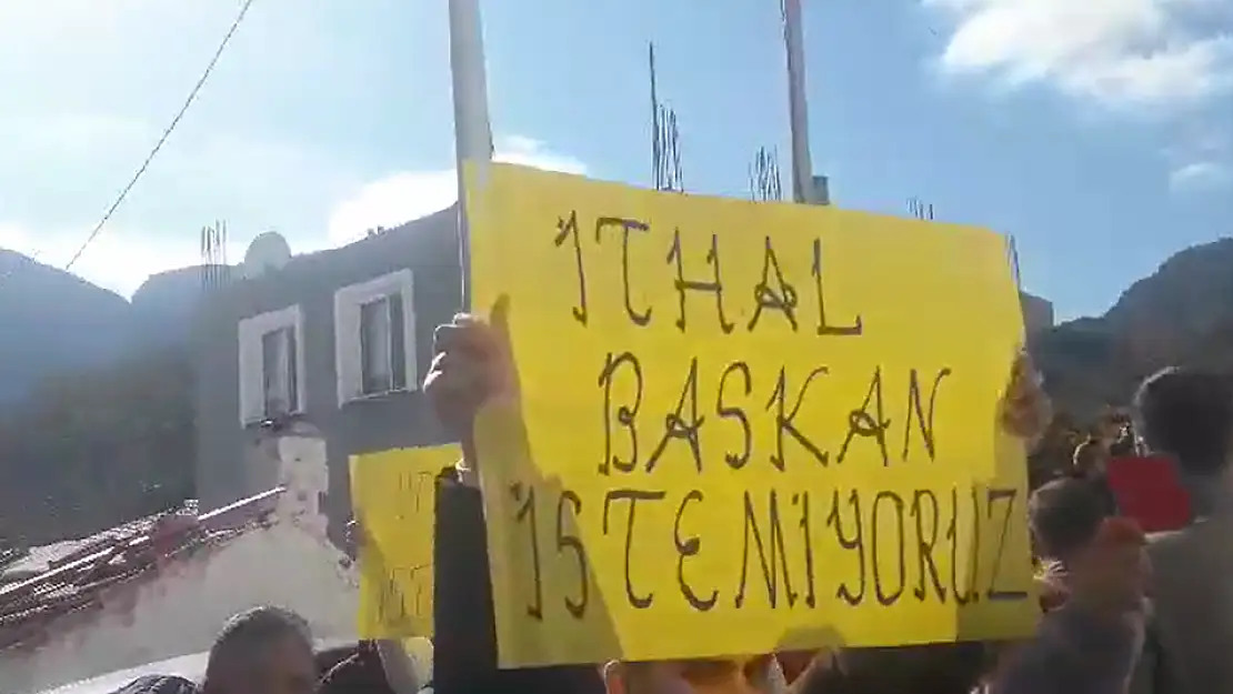 CHP Karaburun İlçe Başkanlığı önünde eylem!