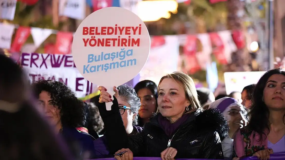 CHP Konak Belediye Başkanı Adayı Nilüfer Çınarlı Mutlu kadınlarla alanda!