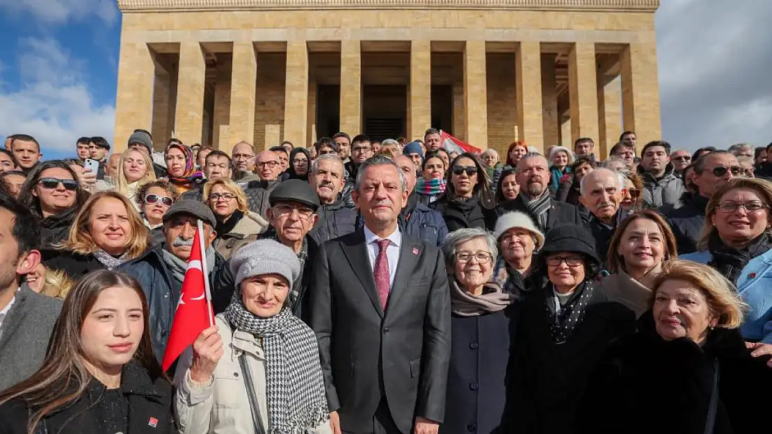 CHP lideri Özel'den Anıtkabir'de Öğretmenler Günü mesajı