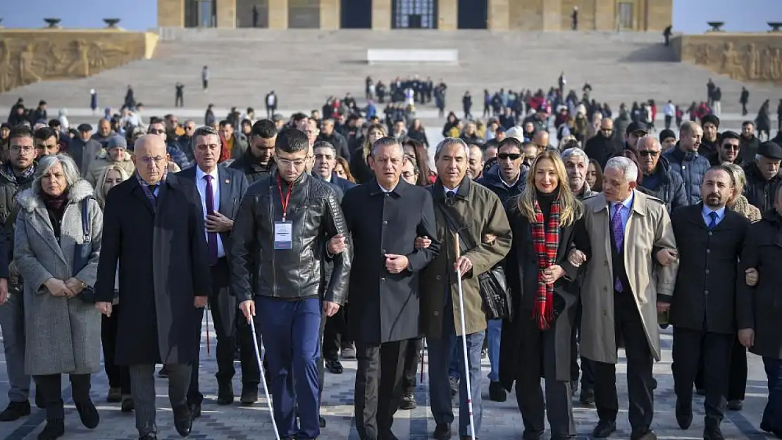 CHP Lideri Özel, engelli yurttaşlarla Atatürk'ün huzurunda