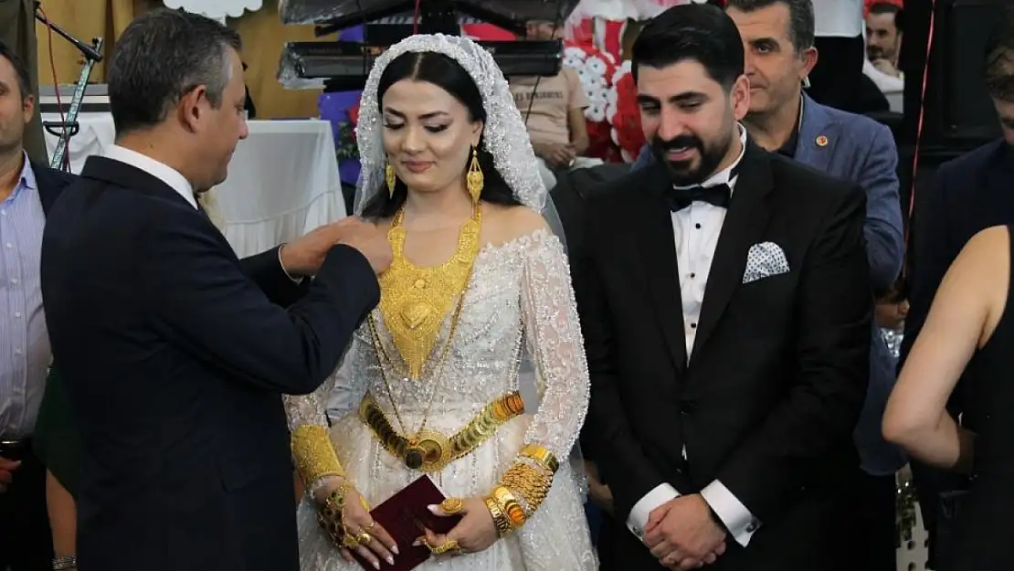 CHP lideri Özel, Mardin'de nikah şahitliği yaptı  