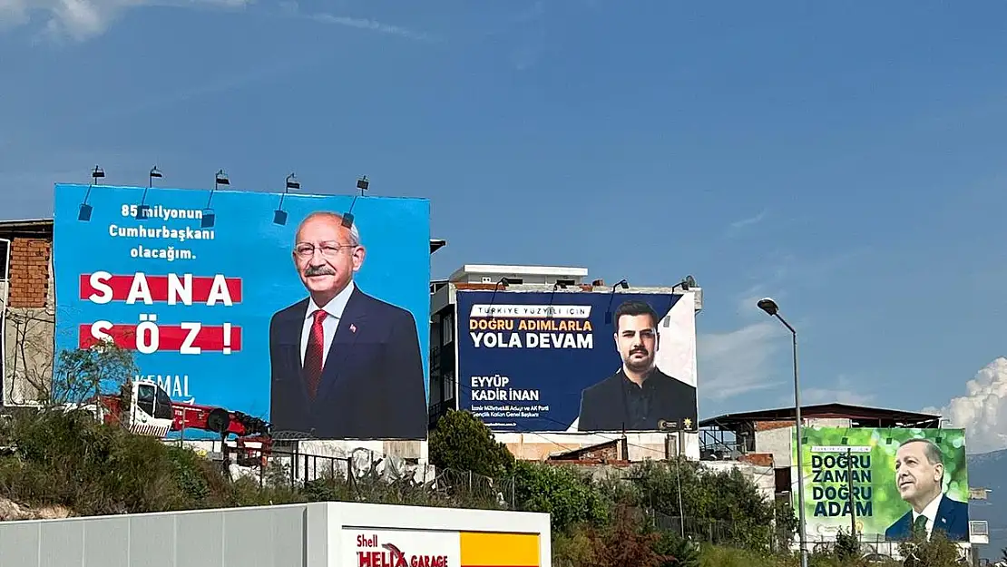 CHP'li Bayraklı Belediyesi, AK Parti'nin ücretini ödediği reklam alanına korsan afiş astı!