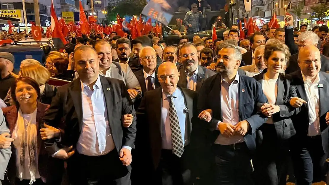 CHP'nin fener alayı  AK Parti konserine takıldı