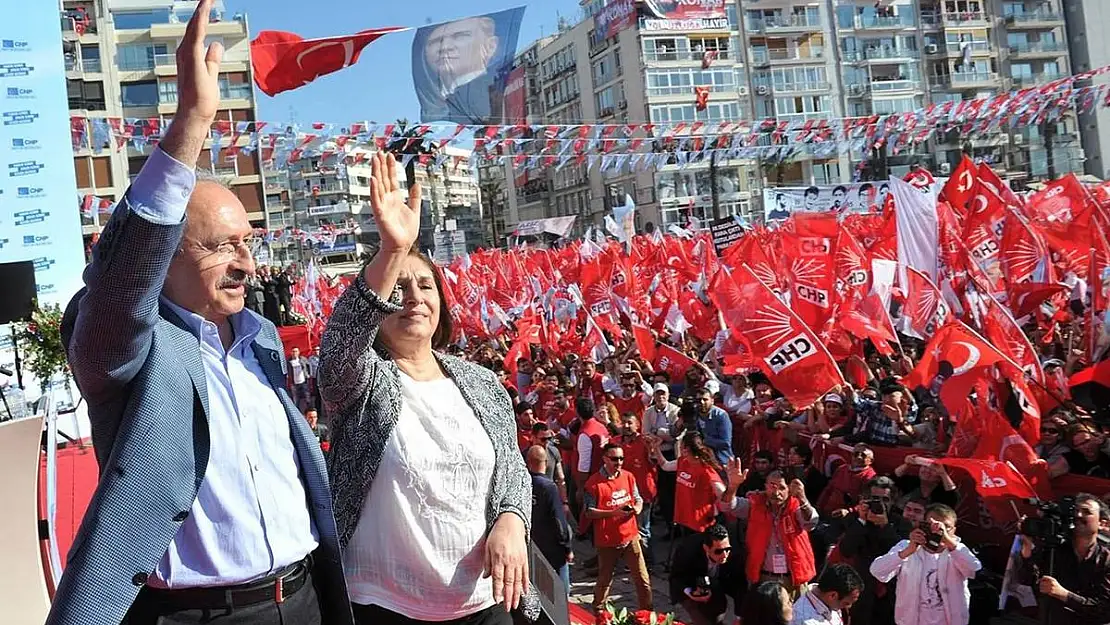 CHP’nin İzmir’deki Seçim Koordinasyon Merkezi coşkuyla açıldı