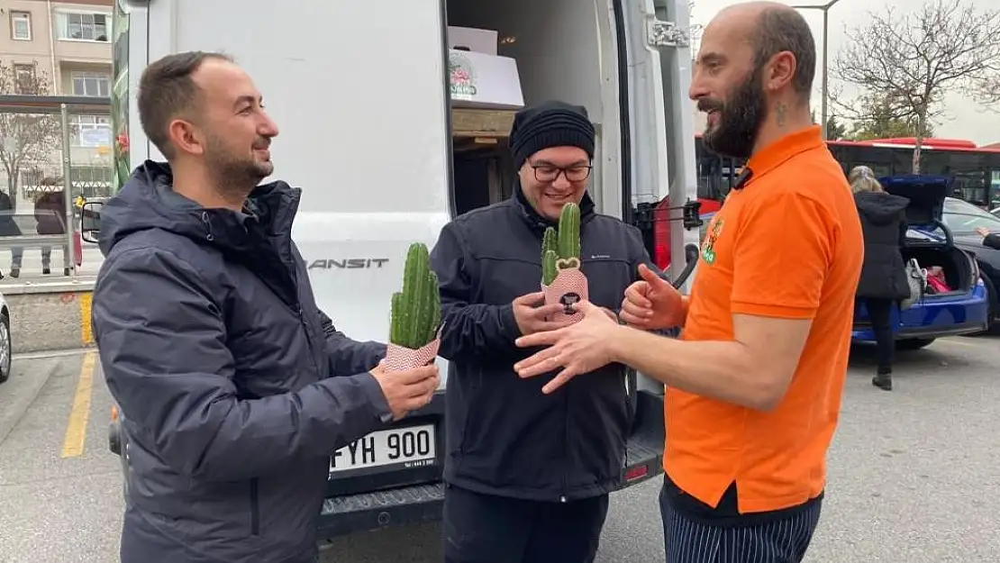 ‘Çiçek Doktoru’ Öğretmenler Günü’nde bir kamyon dolusu çiçek dağıttı