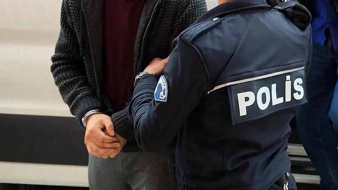 Çiğli'de 51 suçtan aranan zanlı metruk evde yakalandı