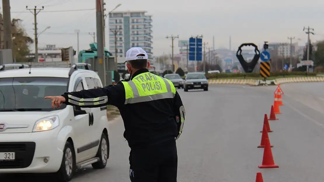 Çiğli’de polisten kaçan araçtan kokain çıktı