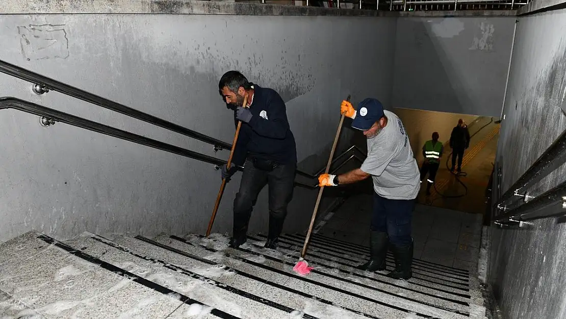 Çiğli'de Temizlik Seferberliği Sürüyor