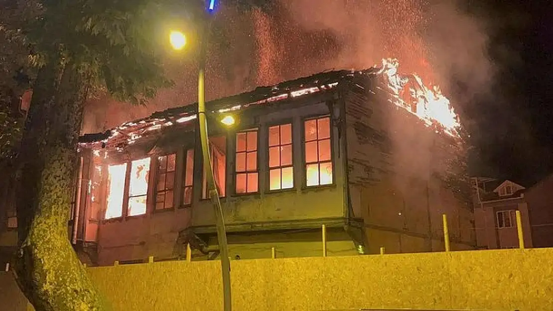 Çıkan yangın sonucu tarihi bina kulanılamaz hale geldi