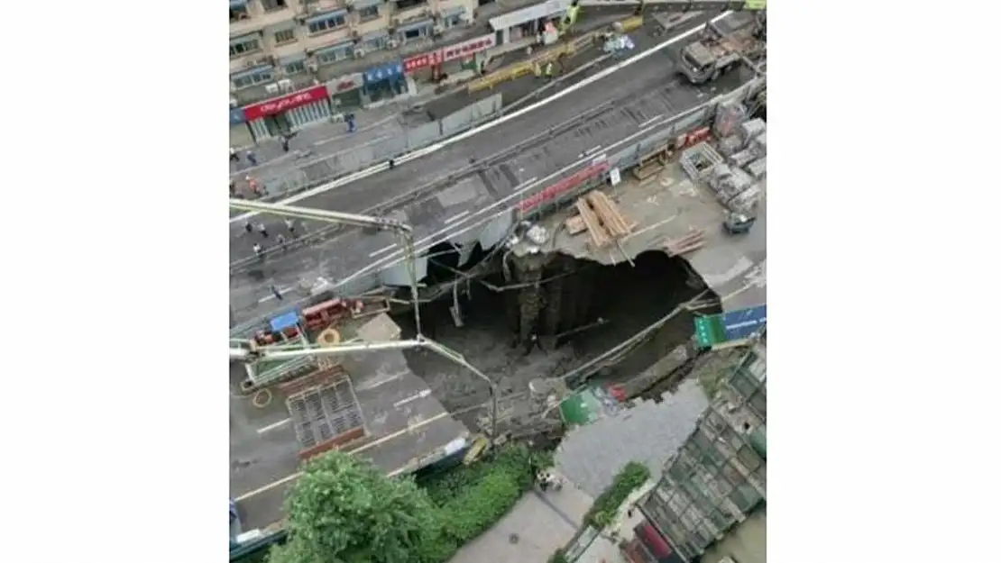 Çin’de metro inşaatı sırasında yol çöktü, 2 metrelik bir çukur oluştu