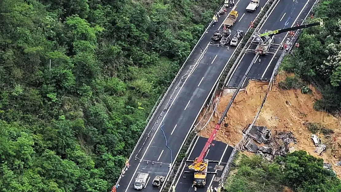 Çin’de otoyol çöktü: Çukura düşen 24 kişi öldü