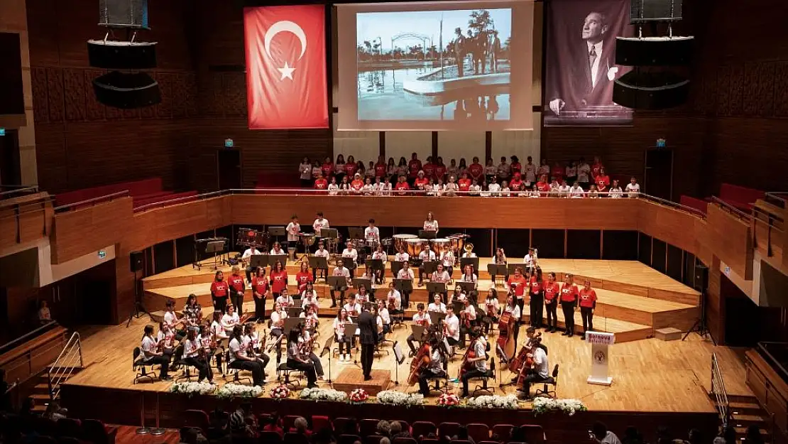 Çocuklar, gençler ve kadınlar Cumhuriyet için sahnede!   