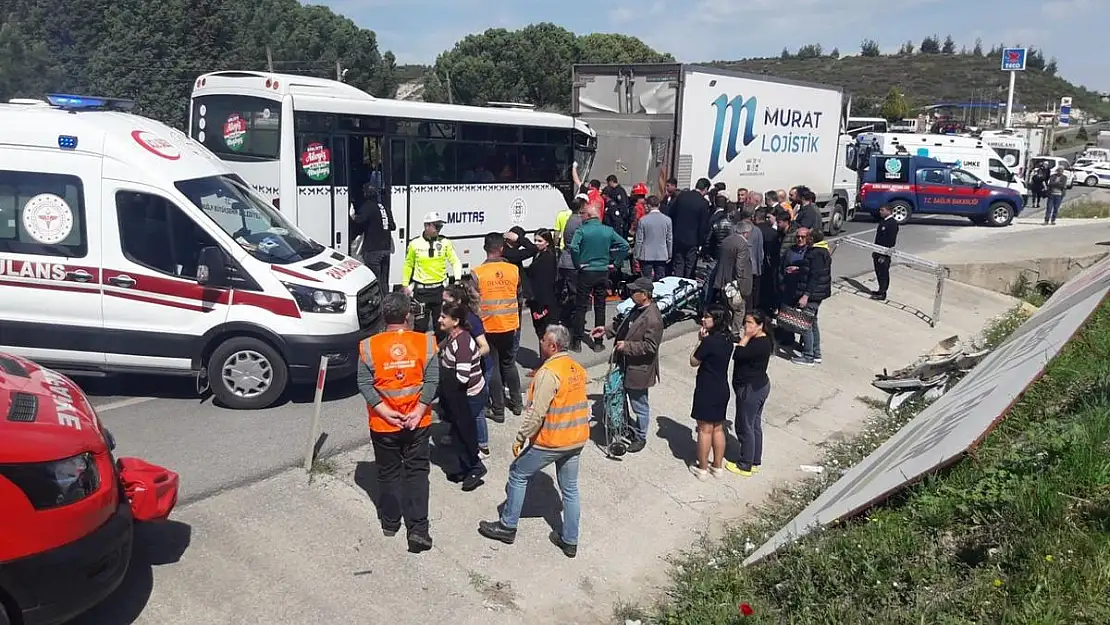 Çok sayıda yolcunun olduğu midibüs kamyona çarptı: 34 yaralı