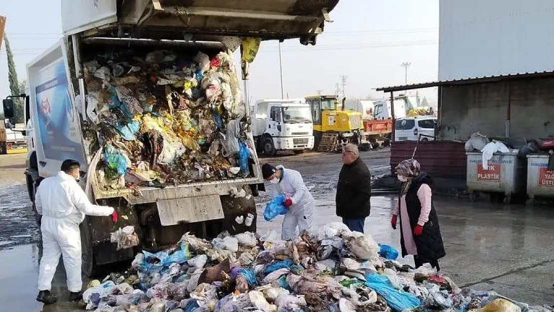 Çöpte altın aradılar!