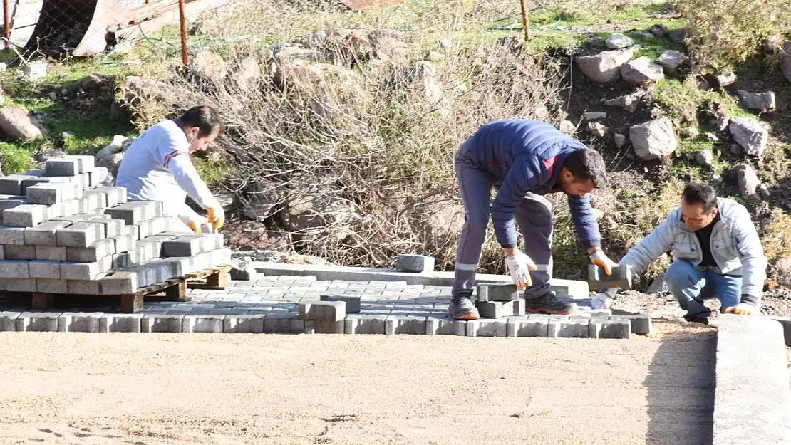 Çukurköy'ün yollarına parke taşı döşendi