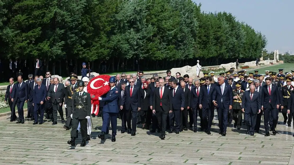 Cumhurbaşkanı Erdoğan Anıtkabir'i ziyaret etti