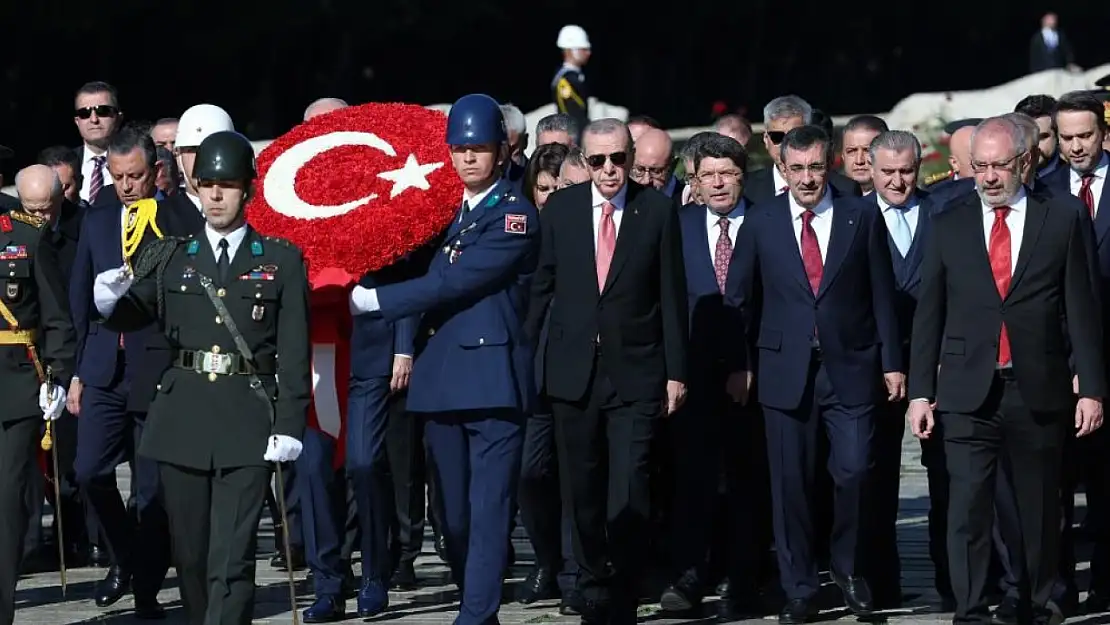 Cumhurbaşkanı Erdoğan'dan Anıtkabir'e ziyaret 